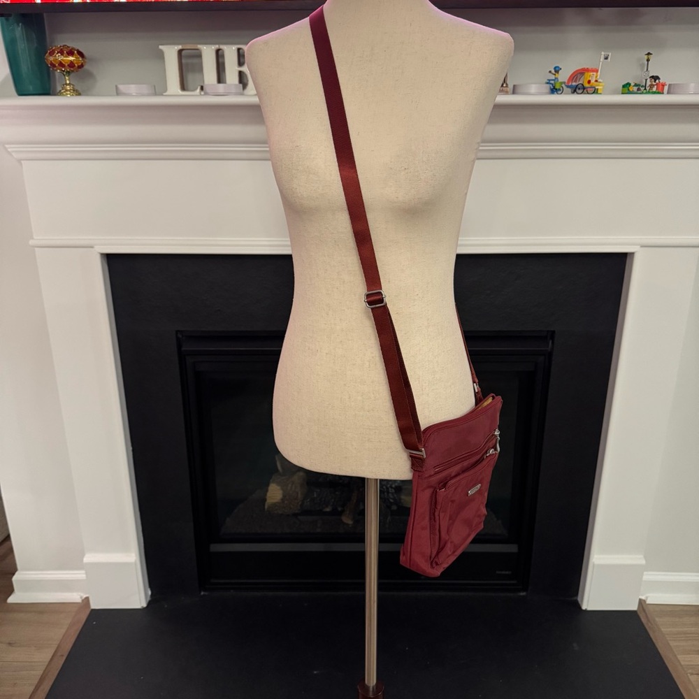 👜 Baggallini Brick Red Crossbody Travel Bag - Picture 2 of 8